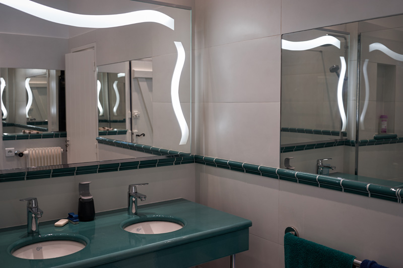 Indoor shower at Domaine de Mas de Guerrevieille Rent French Riviera House